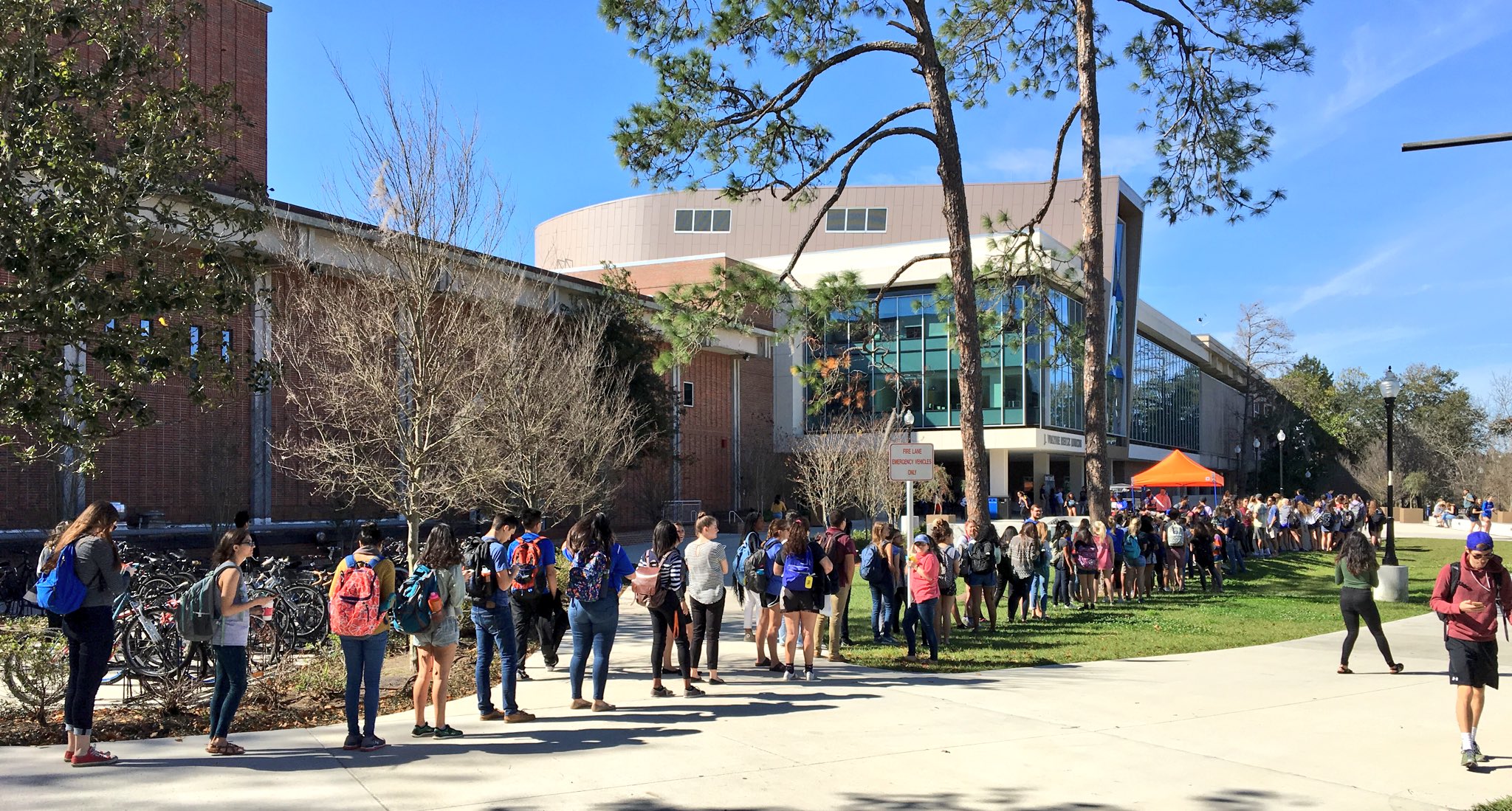 A long line of students at the Gallery 1853 exhibition