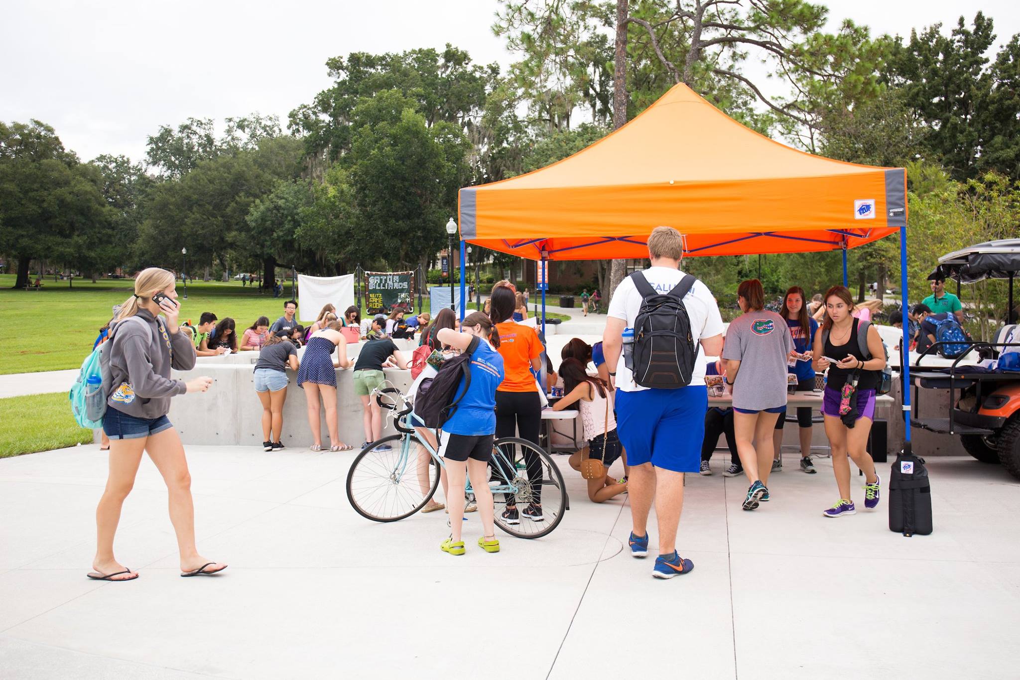 A long line of UF students waiting to receive Greetings from Gainesville postcards on campus