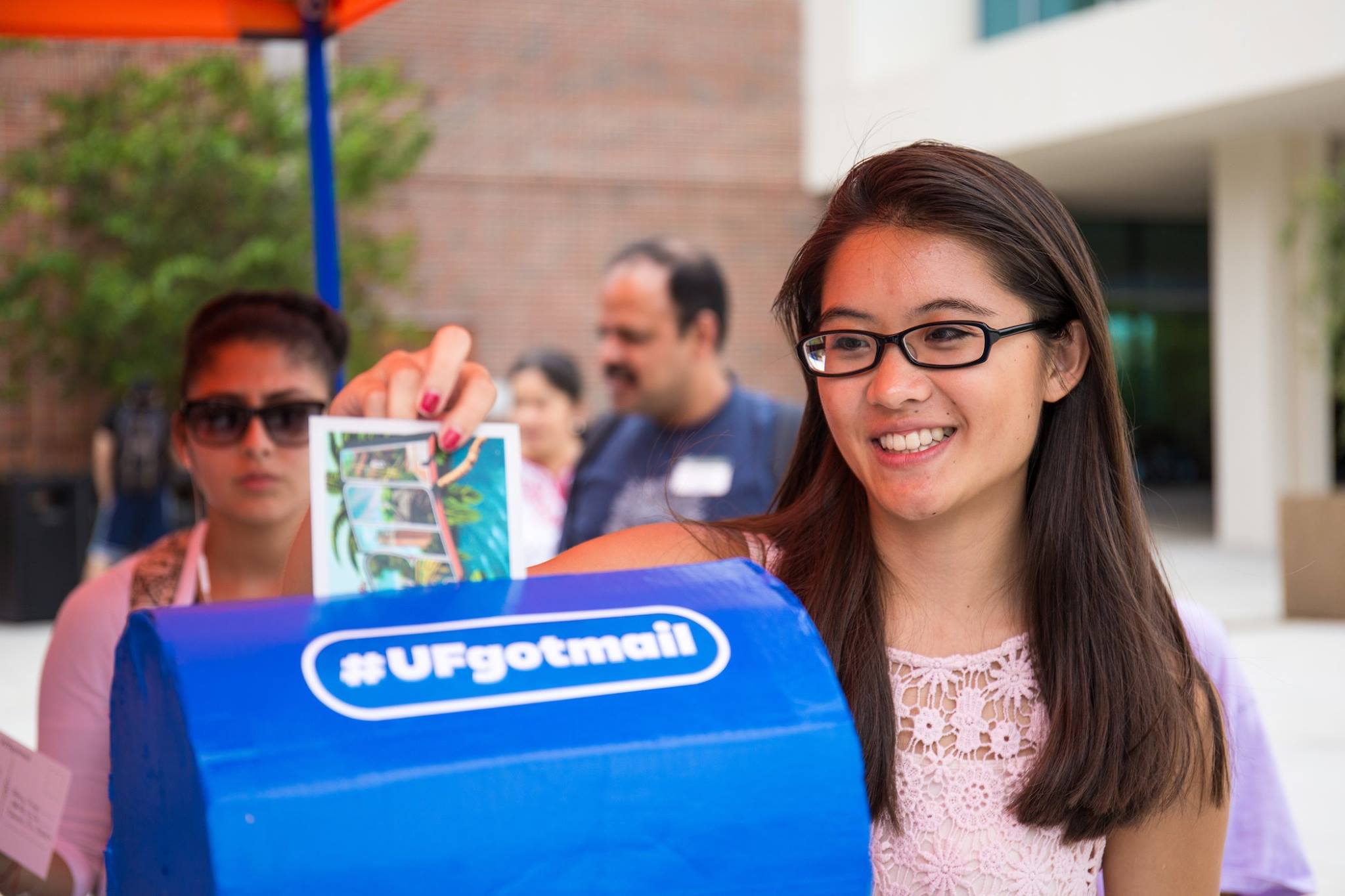 A long line of UF students waiting to receive Greetings from Gainesville postcards on campus